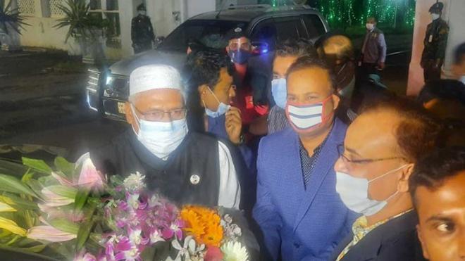 শপথ নেয়ার পর বঙ্গভবন থেকে বেরিয়ে সাংবাদিকদের সঙ্গে কথা বলছেন ধর্ম প্রতিমন্ত্রী ফরিদুল হক খান দুলাল। ছবি: সংগৃহীত