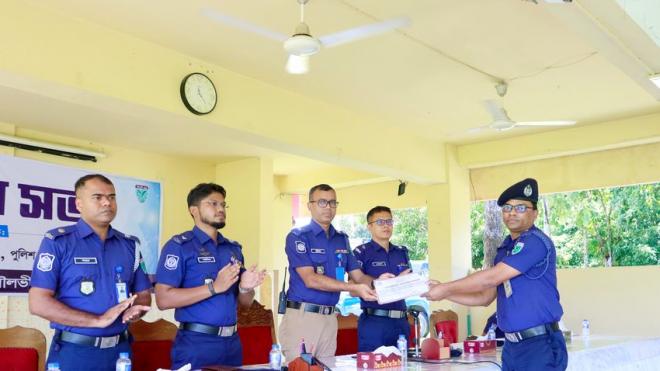মৌলভীবাজার জেলা পুলিশের মাসিক কল্যাণ সভা অনুষ্ঠিত; শ্রেষ্ঠ কর্মকর্তা ও থানা পুরস্কৃত